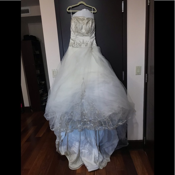 Wedding dress- photos of current condition - Picture 1 of 8